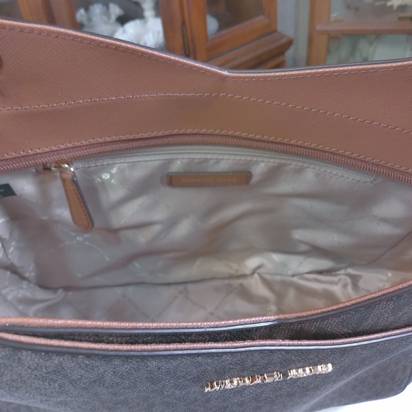 LKNW Michael Kors Signature Lg Chain Shoulder Bag GoldTone Accents(No Call Outs) - Picture 11 of 16